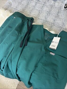 Figs Women's Small Scrub Set in Forest Green